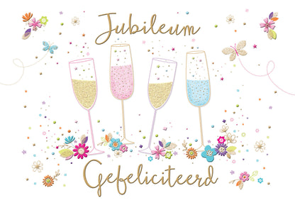 Op deze wenskaart staan vier champagneglazen omringt door vlinders en bloemen. In de illustratie staat de tekst: "Jubileum gefeliciteerd".